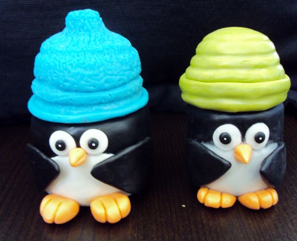 Dois pinguins de biscuit com vidro embutido