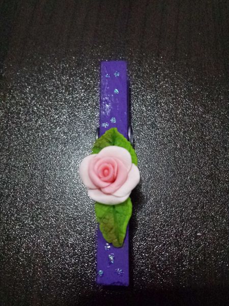 Prendedor roxo decorado com rosa