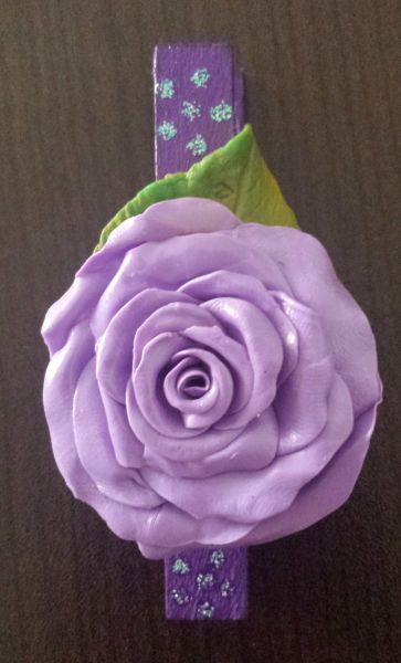 Prendedor roxo decorado com rosa grande