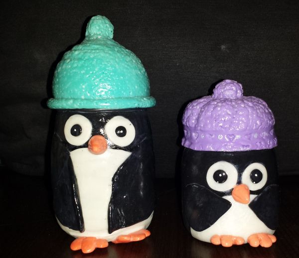 Dois pinguins de biscuit com vidro embutido