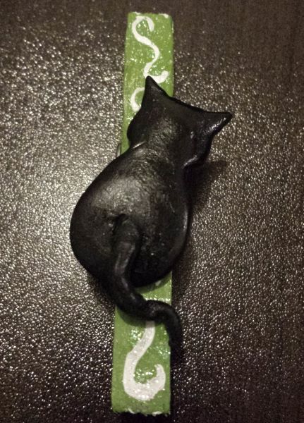 Prendedor verde decorado com gato preto