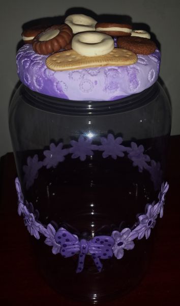 Pote de plástico decorado com biscoitos de biscuit